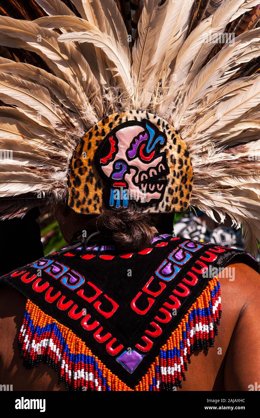 Copricapo di azteca ballerino indiano sempre pronto a fare una danza indiana cerimonia di Evergreen State Fair Monroe Stato di Washington STATI UNITI D'AMERICA Foto Stock