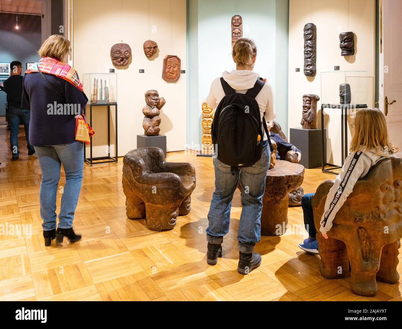 Mosca, Russia - Gennaio 2, 2020: persone in camera con sculture in legno nel Museo Statale di Arte Orientale a Nikitsky Boulevard. Il Museo conserva, r Foto Stock