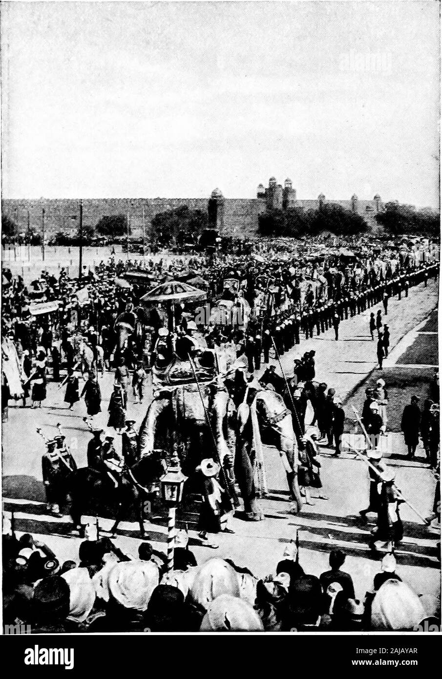 Tempi Medievali e Moderni : introduzione alla storia dell Europa occidentale formano la dissoluzione dell'Impero Romano fino al tempo presente . Indirizzamento di Gladstone House of Commons il theHome regola Bill*. L'Imperial Durbar, India* la Gran Bretagna e il suo impero 661 unito nonché con i parlamenti per il Galles e la Scozia,molto simile al sistema in uso in Canada. La guerra europea,tuttavia, porre fine a questi piani e Home Regola, alongwith altri tali regimi è stata rinviata. Nel frattempo, sebbene il vecchio malcontento scoppio nella rivolta ofspring del 1916 in una rivolta che non è stato frantumato con Foto Stock