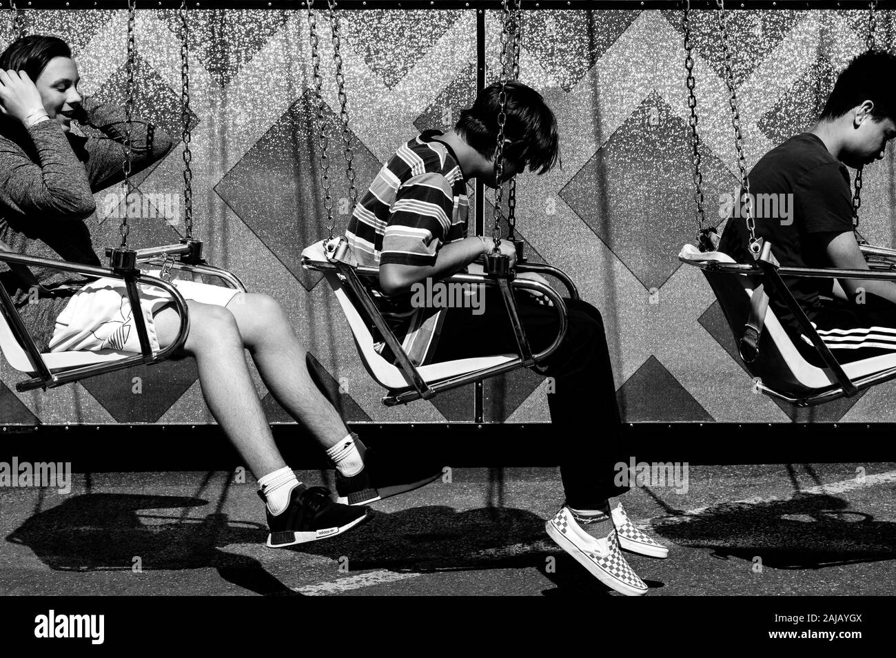 Evergreen State Fair con lo swing di cavalcare un giorno di estate con adolescenti goofing intorno divertendosi Foto Stock