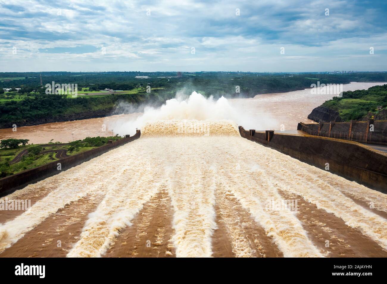 Acqua stramazzo a Itaipu diga sul confine del Brasile e Paraguay. Foto Stock