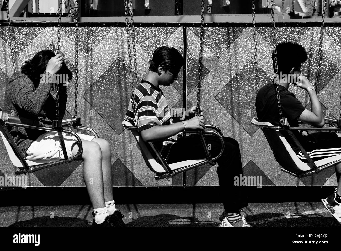 Evergreen State Fair con lo swing di cavalcare un giorno di estate con adolescenti goofing intorno divertendosi Foto Stock