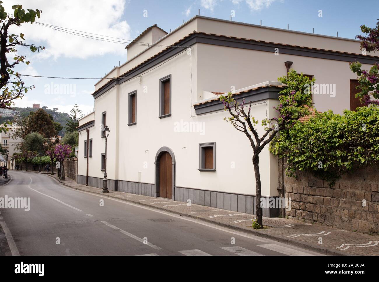 Strada che porta nel centro città di Sorrento Italia Foto Stock