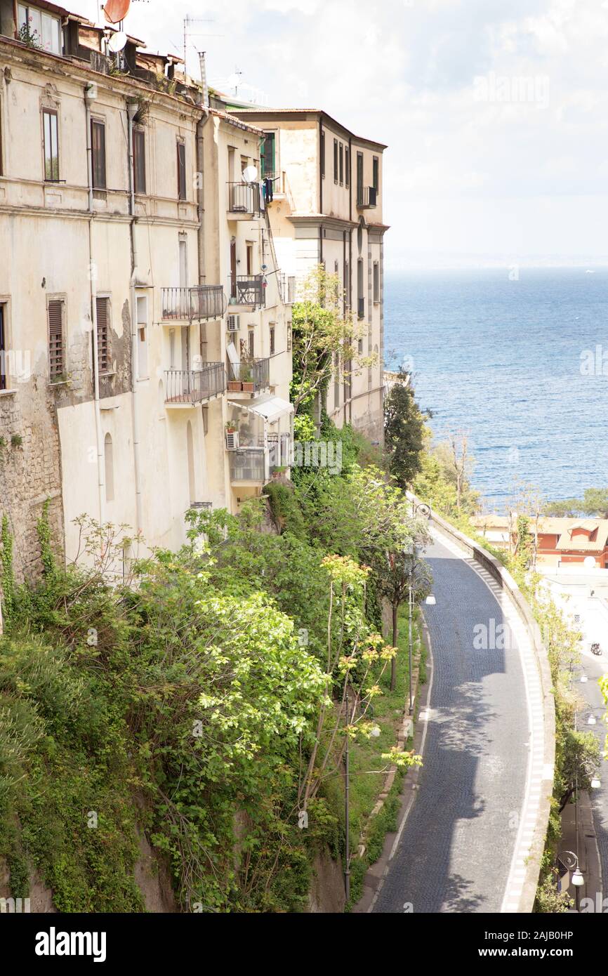 La strada principale che va verso il mare a Sorrento Italia Foto Stock