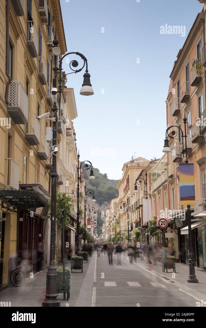 La strada principale dello shopping a Sorrento con un sacco di gente che cammina intorno come una sfocatura Foto Stock
