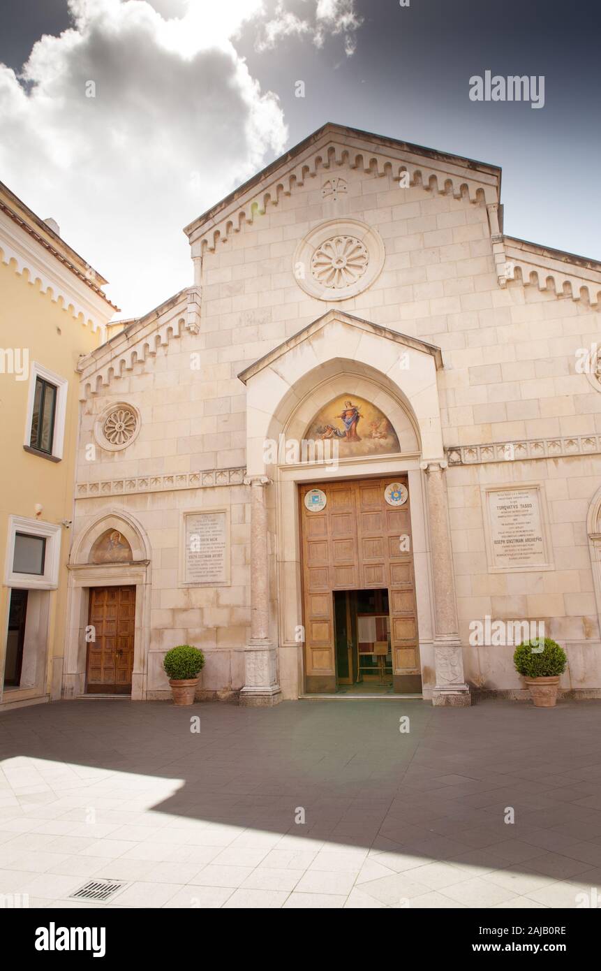 Al di fuori di un cattolico romano sulla cattedra di Sorrento in Italia Foto Stock