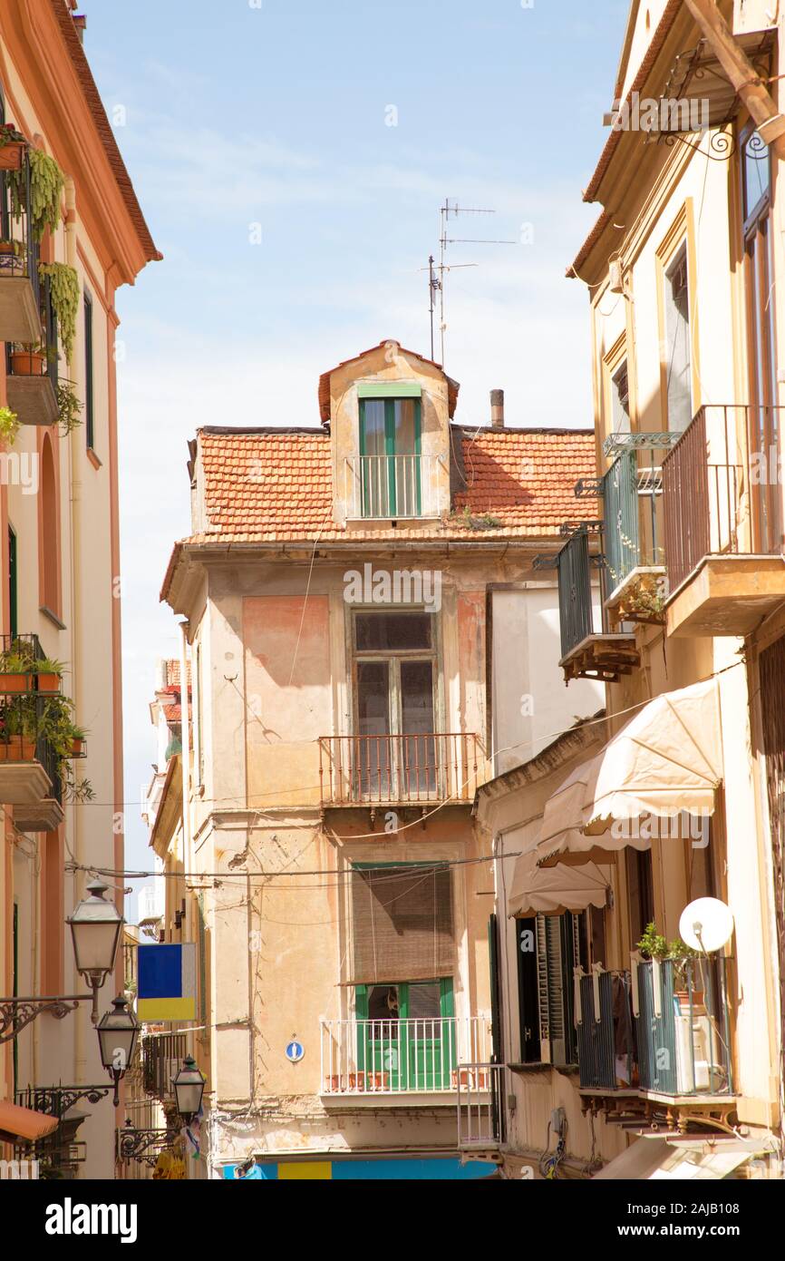 Architettura e nelle strade laterali nella città di Sorrento in Italia Foto Stock