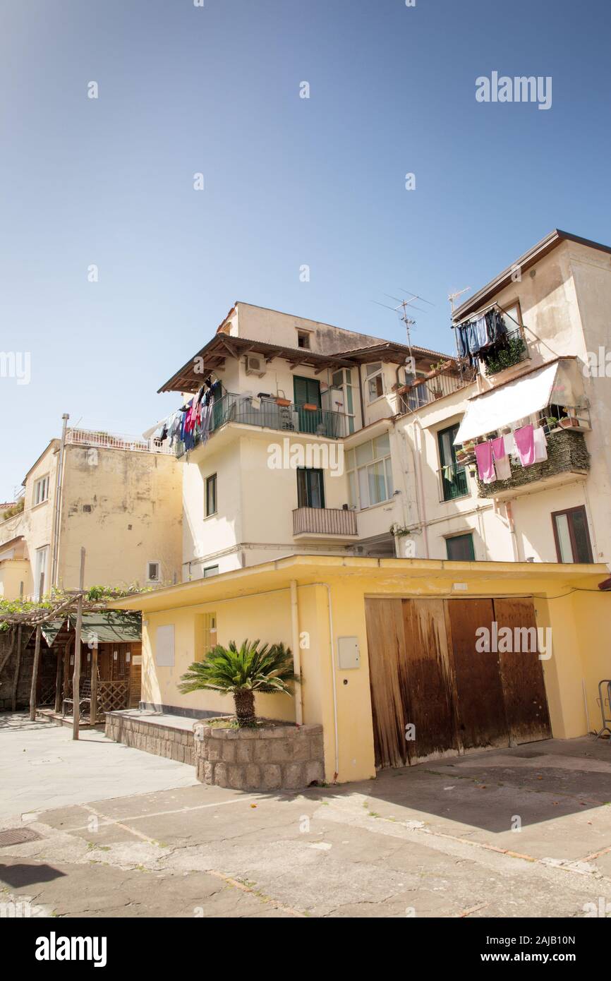 Architettura e nelle strade laterali nella città di Sorrento in Italia Foto Stock