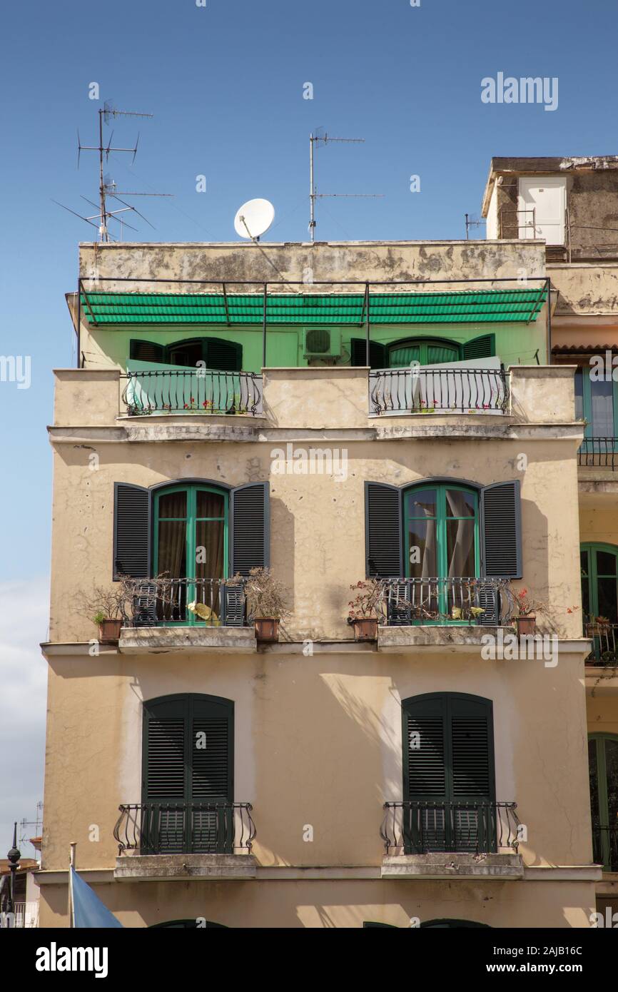 Architettura e nelle strade laterali nella città di Sorrento in Italia Foto Stock