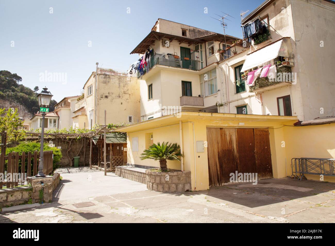 Architettura e nelle strade laterali nella città di Sorrento in Italia Foto Stock