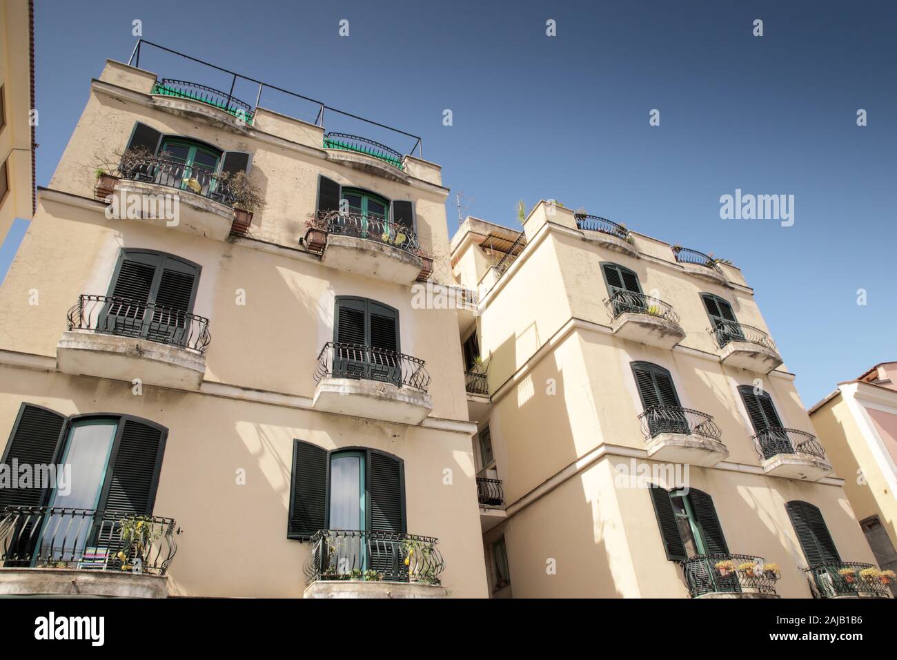 Architettura e nelle strade laterali nella città di Sorrento in Italia Foto Stock
