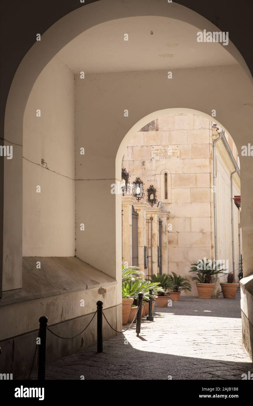 Architettura e nelle strade laterali nella città di Sorrento in Italia Foto Stock