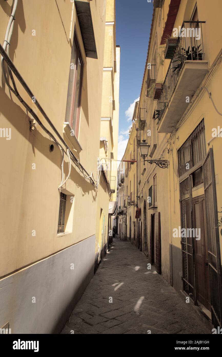 Architettura e nelle strade laterali nella città di Sorrento in Italia Foto Stock