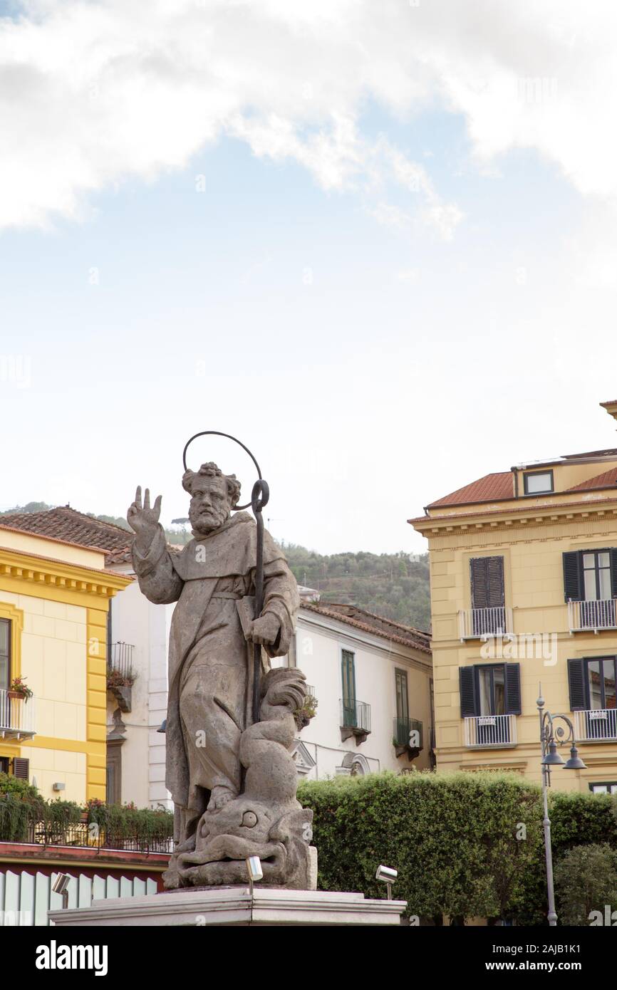Piazza Tasso di Sorrento. Sant Antonio Abate Monumento a piazza centrale a Sorrento, Italia Foto Stock
