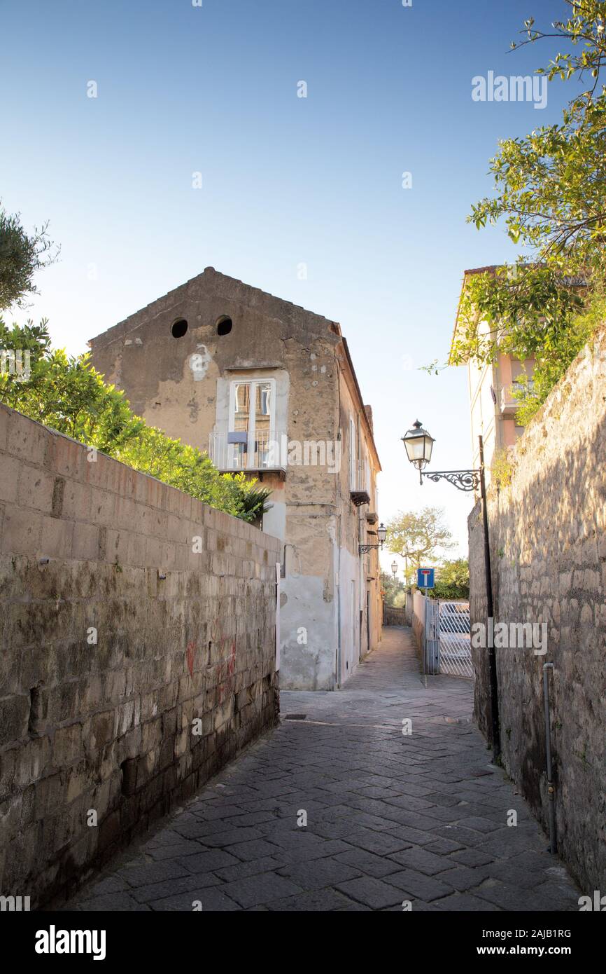 Architettura e nelle strade laterali nella città di Sorrento in Italia Foto Stock