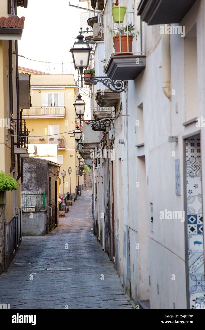 Architettura e nelle strade laterali nella città di Sorrento in Italia Foto Stock