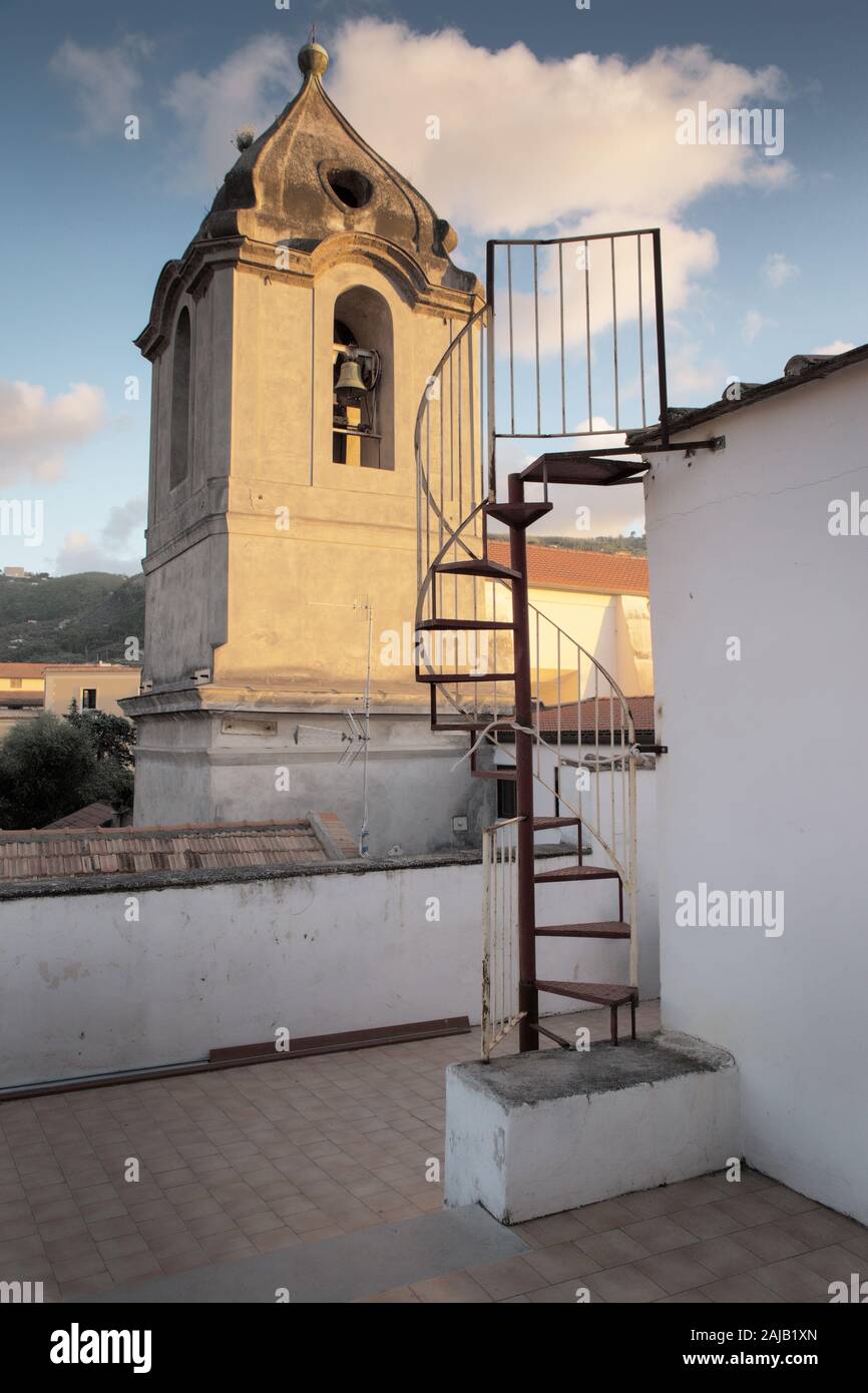 Torre campanaria della chiesa e chiostro di San Francesco a Sorrento in Italia Foto Stock