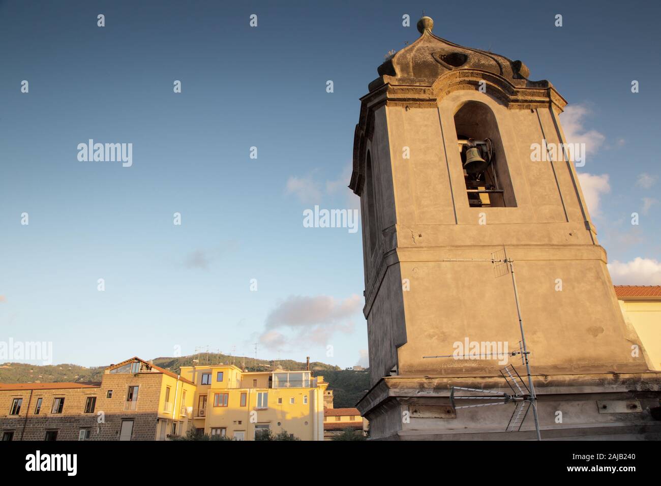 Torre campanaria della chiesa e chiostro di San Francesco a Sorrento in Italia Foto Stock