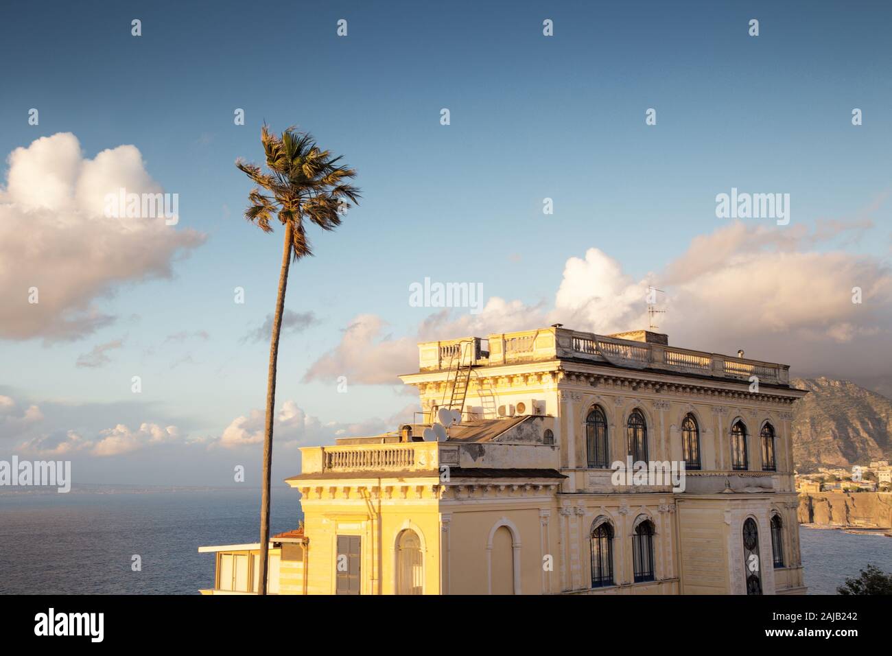 Edificio in sorrento a guardare il mare Foto Stock