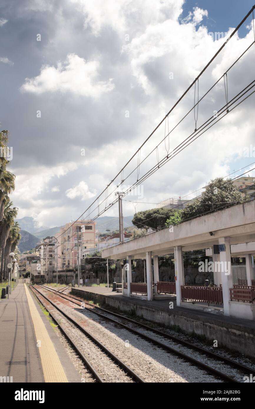 Piattaforma su la stazione di Sorrento in Italia Foto Stock