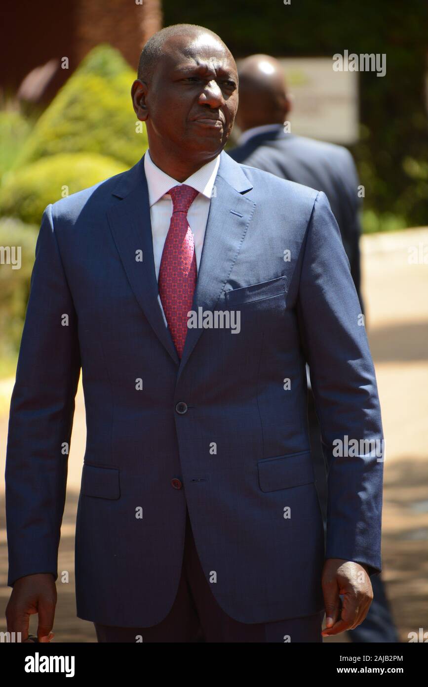 Il vice presidente del Kenya, William Samoei Ruto attende Presidente Uhuru Kenyatta per arrivare al Bomas del Kenya per avviare la costruzione di ponti relazione di iniziativa (BBI). La relazione è stata di opinioni da kenyoti su come migliorare la governance sia a livello nazionale che a livello di contea per avere pari opportunità di sviluppo. Foto Stock
