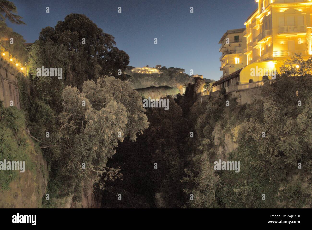 La Valle dei Mulini al fondo di un crepaccio profondo in sorrento utilizzata acqua ma più successivamente è diventato obsoleto e gli edifici erano bandoned Foto Stock