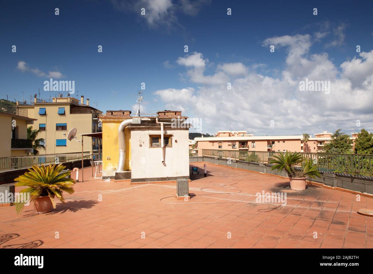 Grande terrazza sul tetto di un edificio a Sorrento Italia Foto Stock