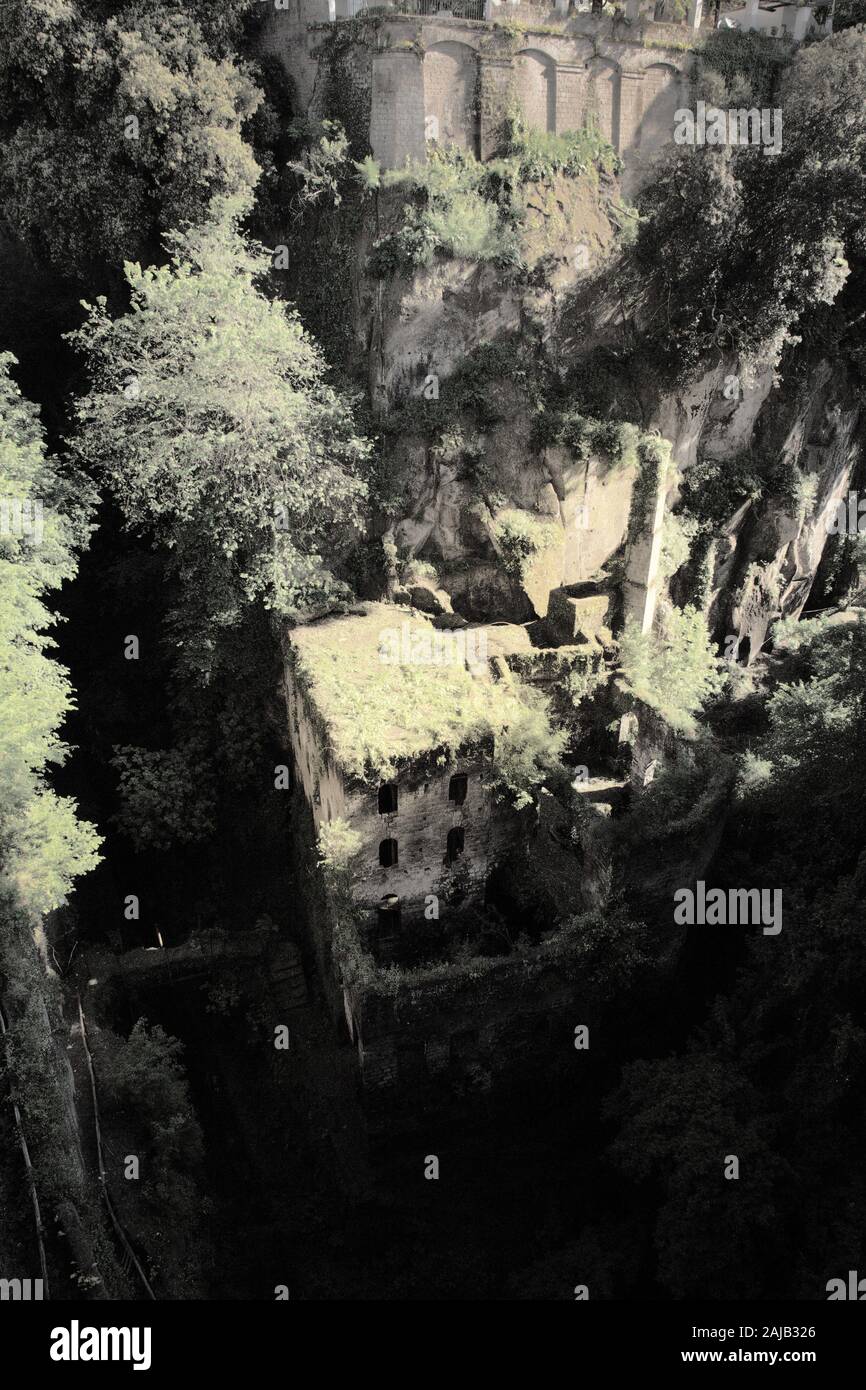 La Valle dei Mulini al fondo di un crepaccio profondo in sorrento utilizzata acqua ma più successivamente è diventato obsoleto e gli edifici erano bandoned Foto Stock