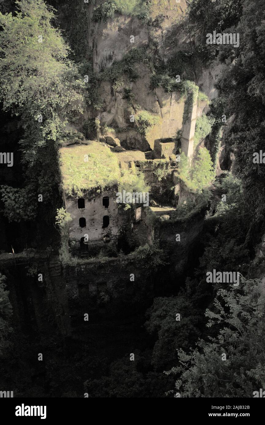 La Valle dei Mulini al fondo di un crepaccio profondo in sorrento utilizzata acqua ma più successivamente è diventato obsoleto e gli edifici erano bandoned Foto Stock
