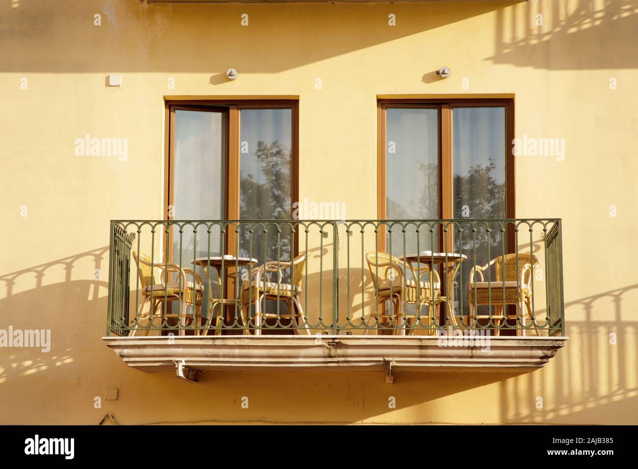 Tavolo e sedie su una piccola finestra balcone su un edificio a Sorrento Italia Foto Stock