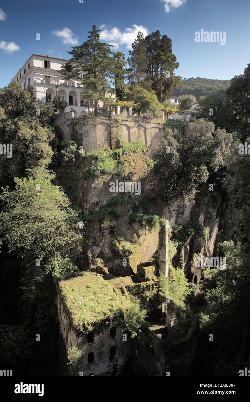 La Valle dei Mulini al fondo di un crepaccio profondo in sorrento utilizzata acqua ma più successivamente è diventato obsoleto e gli edifici erano bandoned Foto Stock