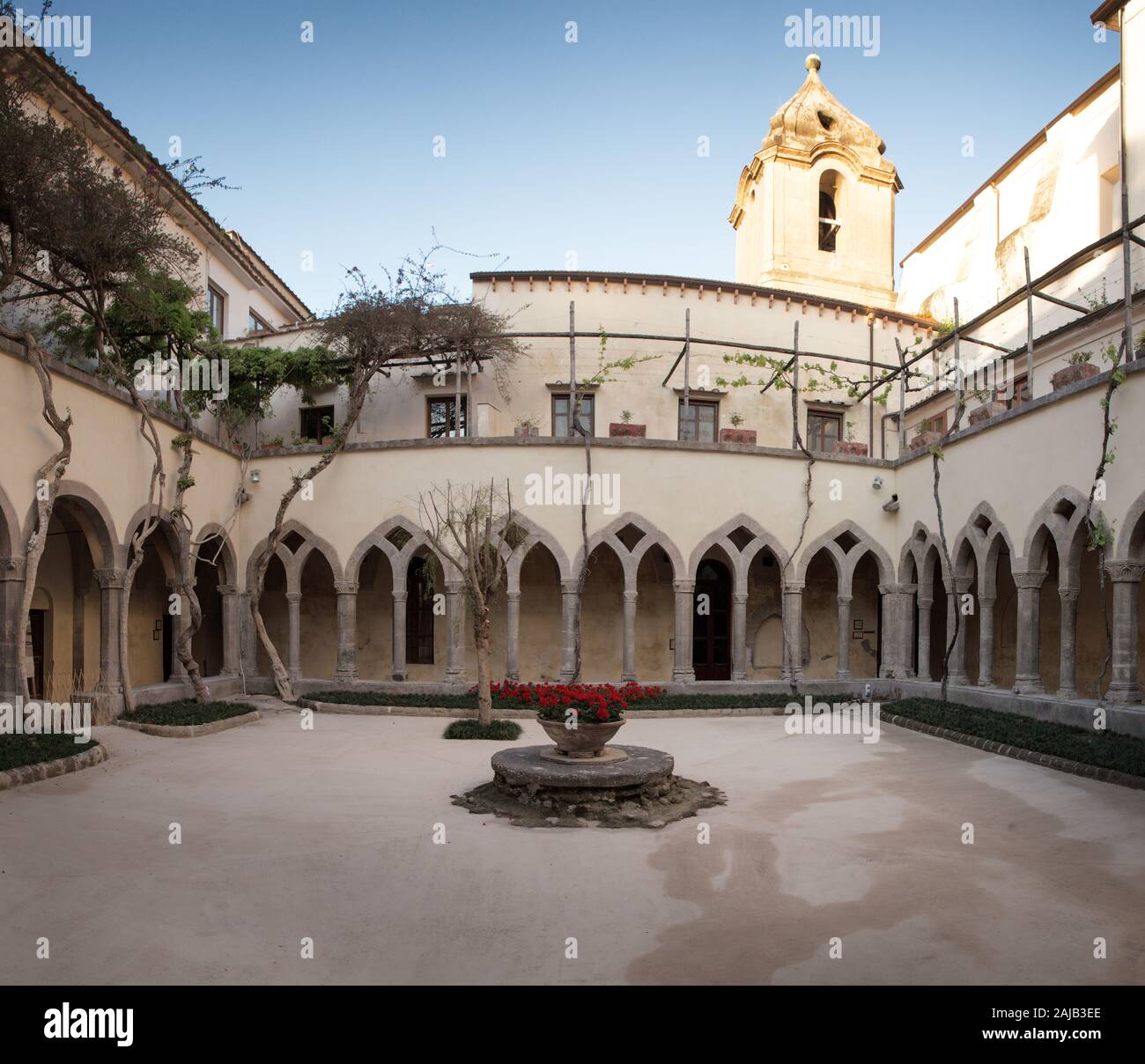 Il cortile quadrato in la Chiesa e il Chiostro di San Francesco a Sorrento Italia Foto Stock