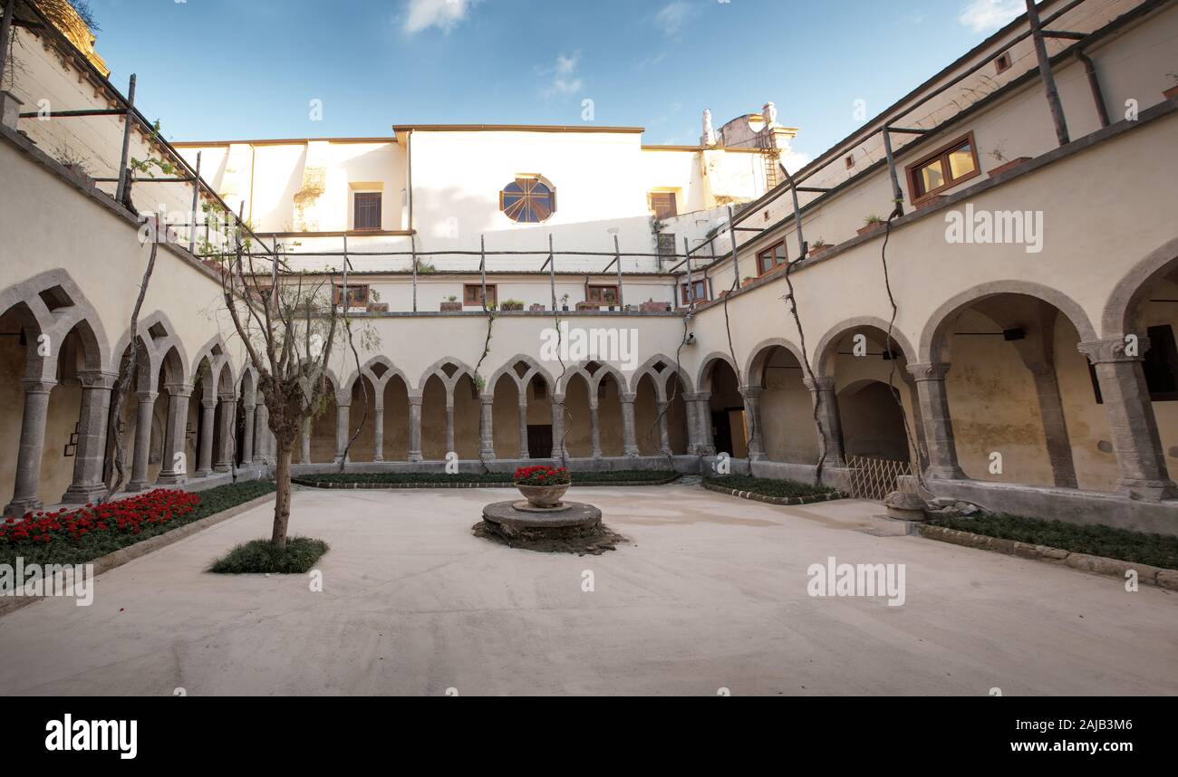 Il cortile quadrato in la Chiesa e il Chiostro di San Francesco a Sorrento Italia Foto Stock