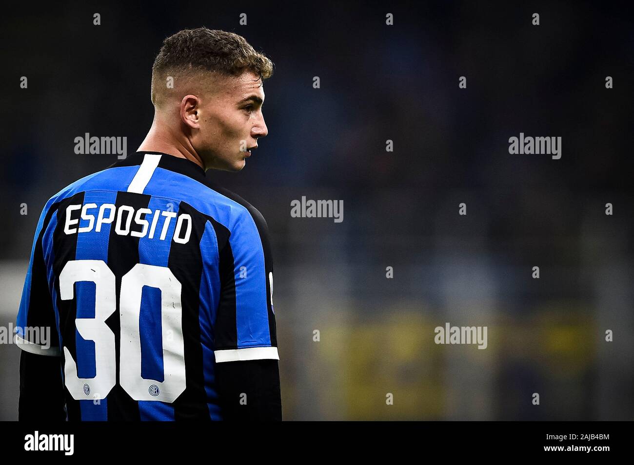 Milano, Italia - 09 November, 2019: Sebastiano Esposito di FC Internazionale guarda su durante la serie di una partita di calcio tra FC Internazionale e Hellas Verona. FC Internazionale ha vinto 2-1 oltre Hellas Verona. Credito: Nicolò Campo/Alamy Live News Foto Stock