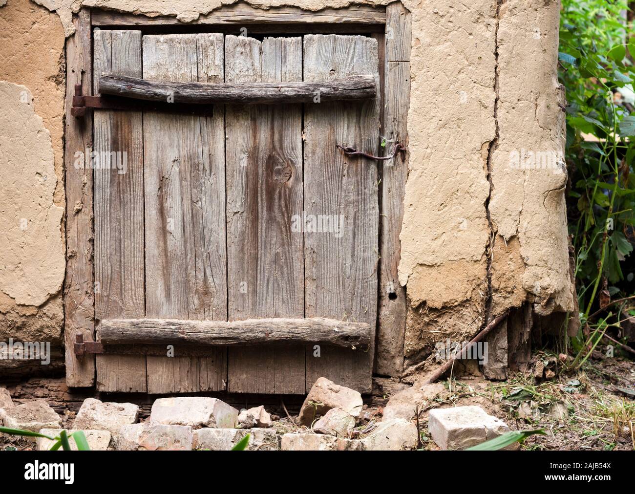 Vecchio weathered porta in legno del villaggio tradizionale cob casa di capra. Kaniv distretto, regione di Cherkasy, Ucraina Foto Stock