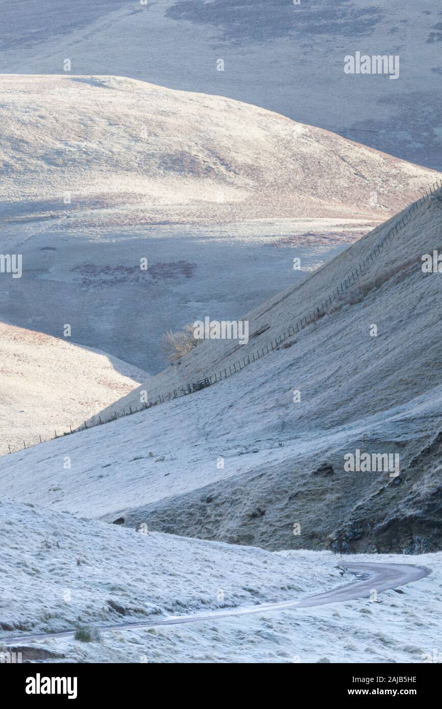 Paesaggio invernale nelle colline del Northumberland National Park in una fredda mattina con la brina sulla terra. Foto Stock