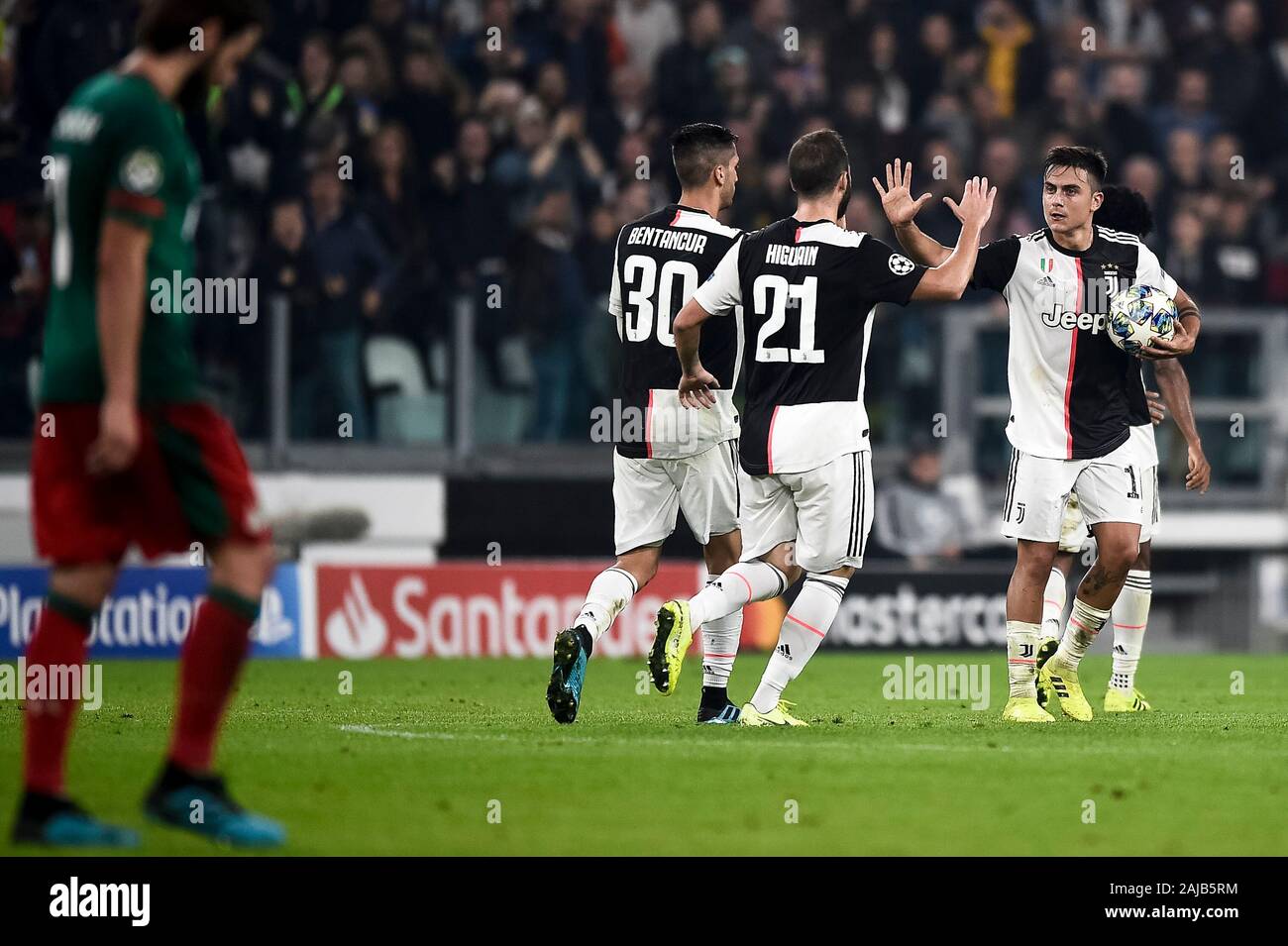 Torino, Italia - 22 October, 2019: Paulo Dybala (R) della Juventus FC celebra dopo un goal con Gonzalo Higuain della Juventus FC durante la UEFA Champions League football match tra Juventus FC ed FC Lokomotiv Mosca. La Juventus ha vinto 2-1 su FC Lokomotiv Mosca. Credito: Nicolò Campo/Alamy Live News Foto Stock