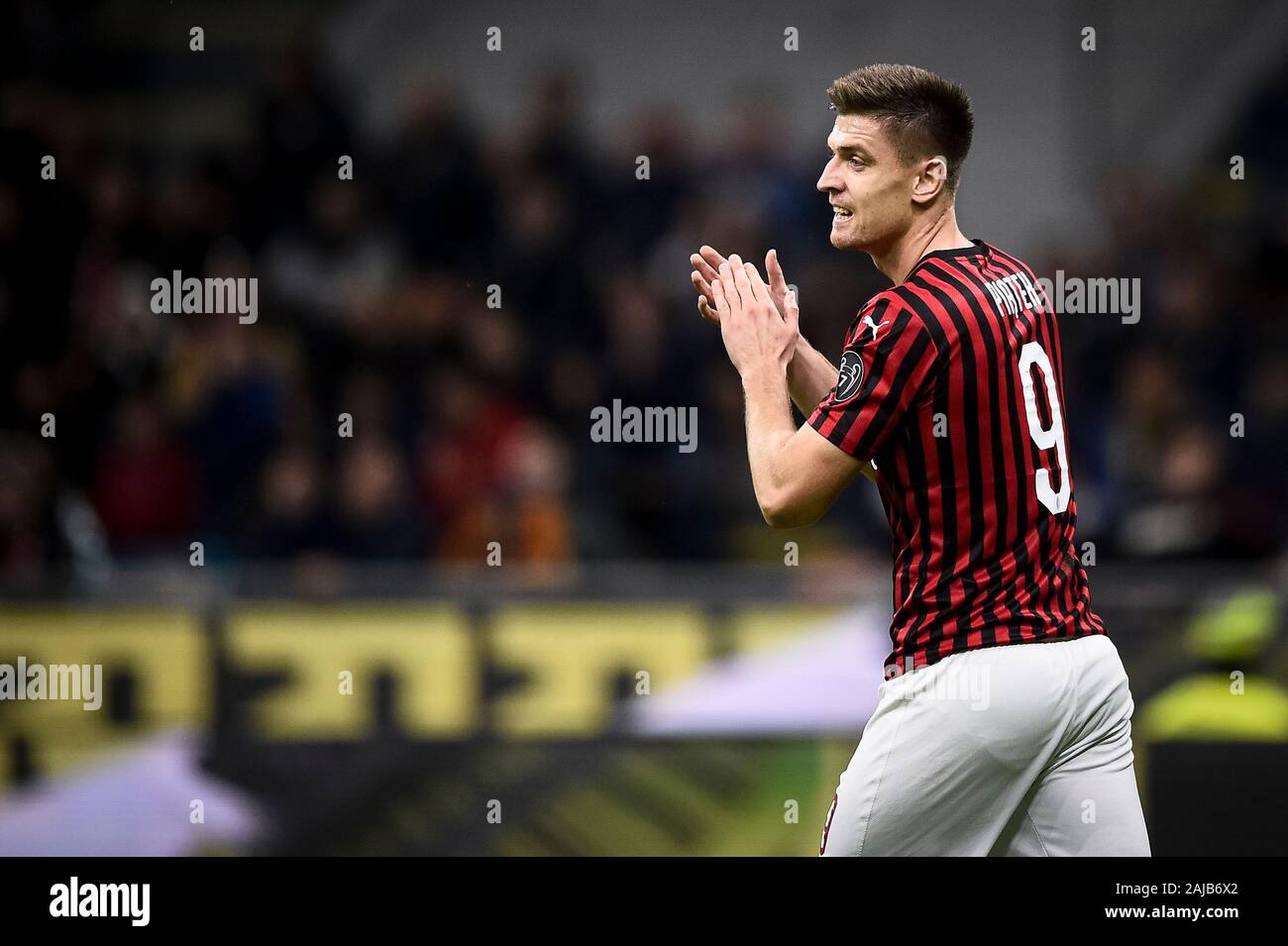 Milano, Italia - 20 October, 2019: Krzysztof Piatek di AC Milan gesti durante la serie di una partita di calcio tra AC Milan e US Lecce. La partita si è conclusa con un pareggio (2-2). Credito: Nicolò Campo/Alamy Live News Foto Stock