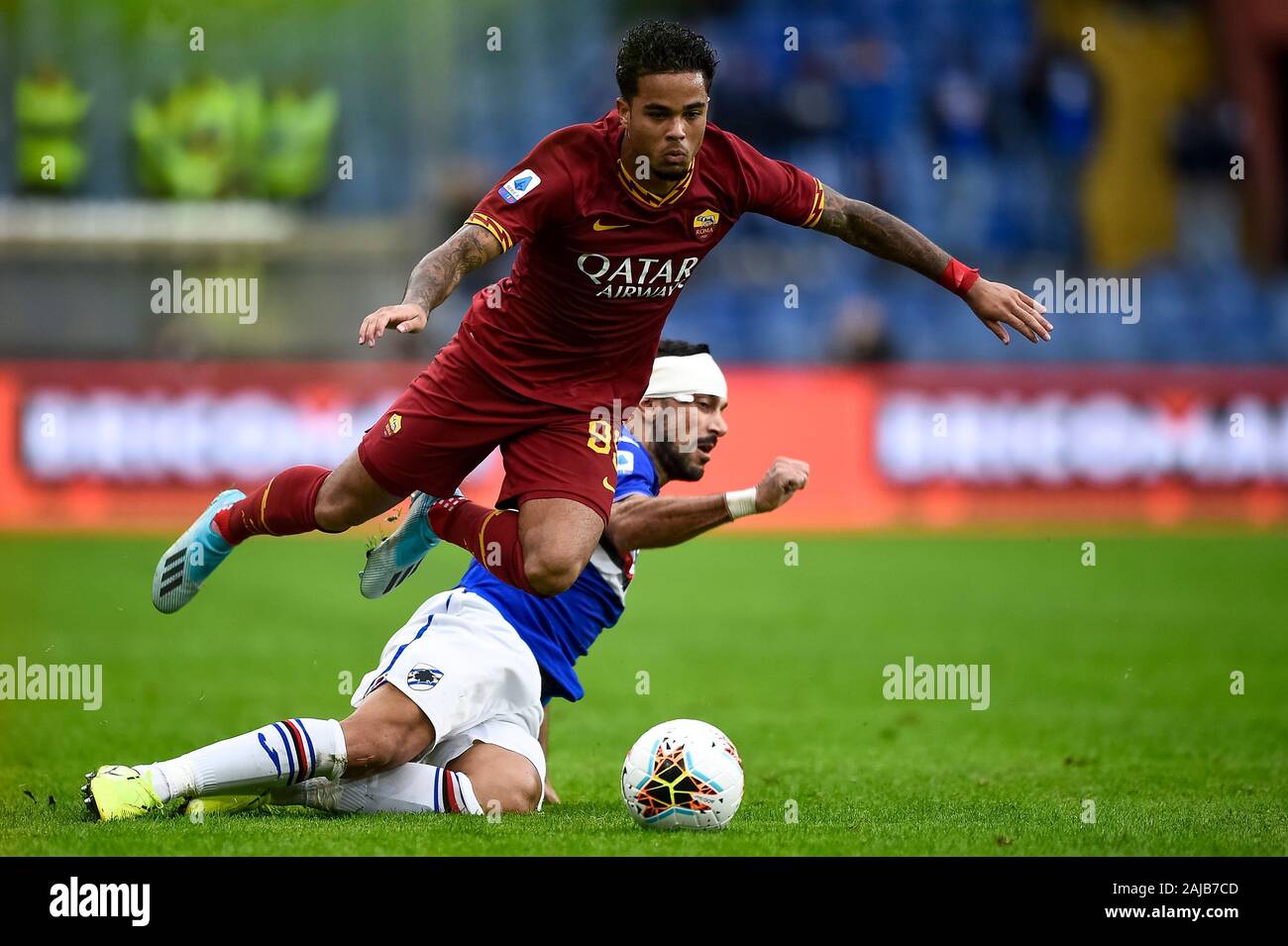 Genova, Italia - 20 October, 2019: Justin Kluivert di come Roma è affrontato da Fabio Quagliarella di UC Sampdoria durante la serie di una partita di calcio tra UC Sampdoria e come Roma. La partita si è conclusa con un pareggio (0-0. Credito: Nicolò Campo/Alamy Live News Foto Stock
