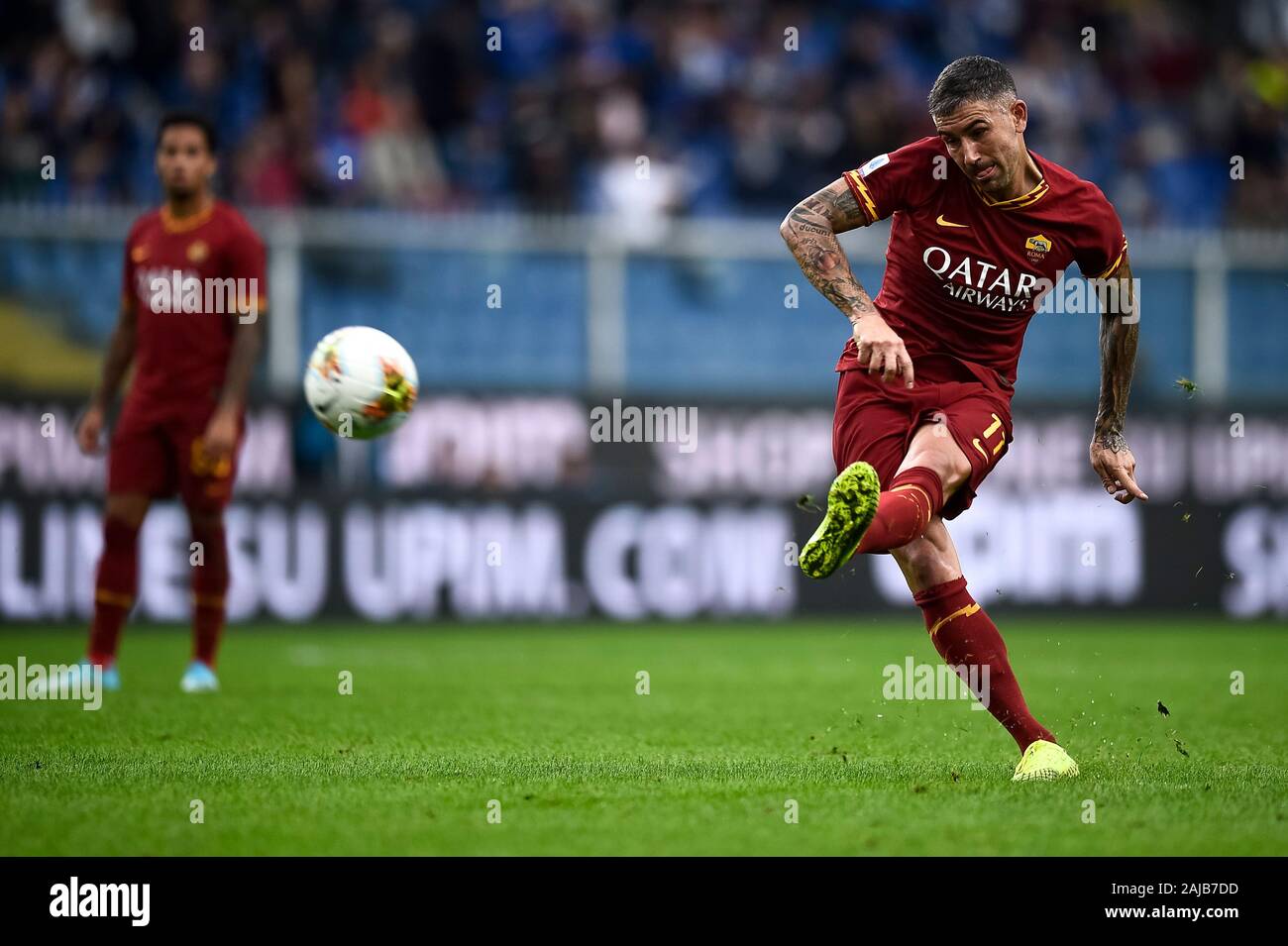 Genova, Italia - 20 October, 2019: Aleksandar Kolarov di AS Roma calci la palla durante la serie di una partita di calcio tra UC Sampdoria e come Roma. La partita si è conclusa con un pareggio (0-0. Credito: Nicolò Campo/Alamy Live News Foto Stock