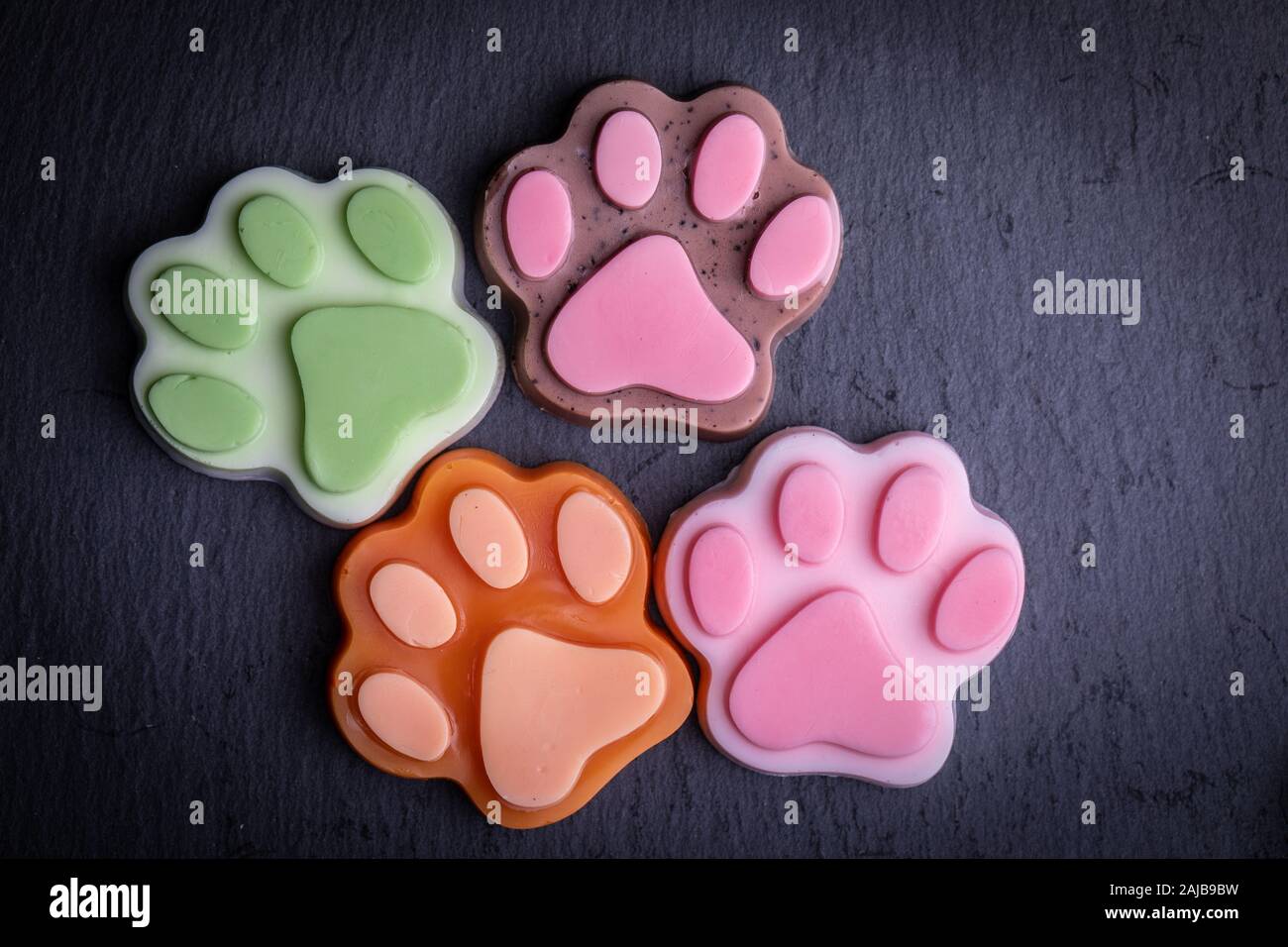 Carino zampa colorato forma di sapone scuro su sfondo scuro Foto stock -  Alamy