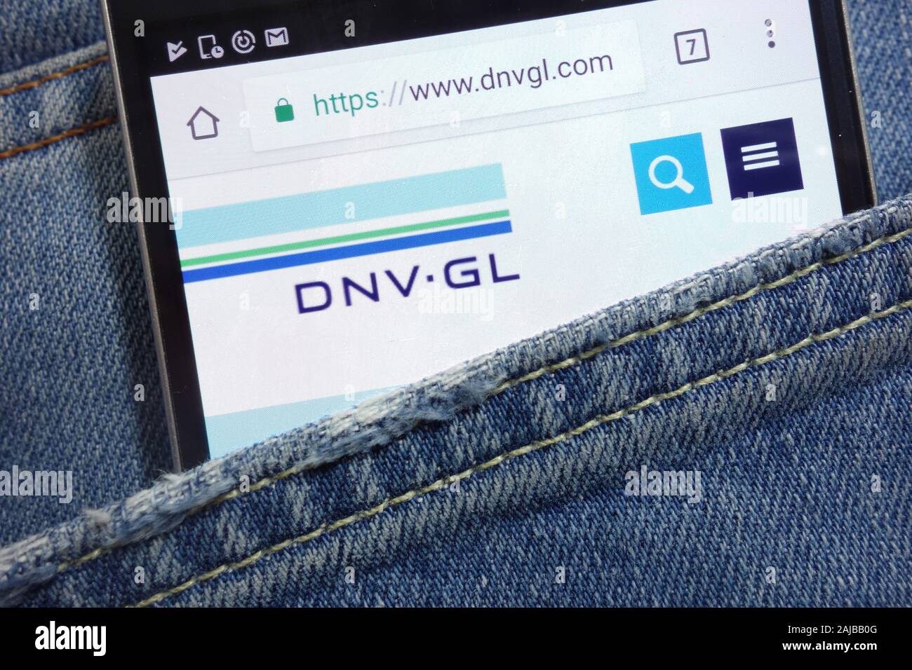 DNV GL sito web visualizzato sullo smartphone nascosto nella tasca dei jeans Foto Stock