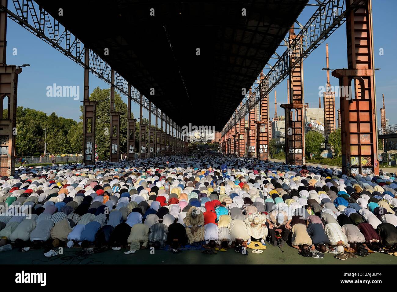 Torino, Italia - 21 August, 2018: i membri della comunità musulmana pregare in 'Parco Dora" come parte di Eid al-Adha celebrazioni. Eid al-Adha, chiamata anche "Festa del sacrificio", è il secondo di due festività Islamiche celebrato in tutto il mondo ogni anno. Credito: Nicolò Campo/Alamy Live News Foto Stock