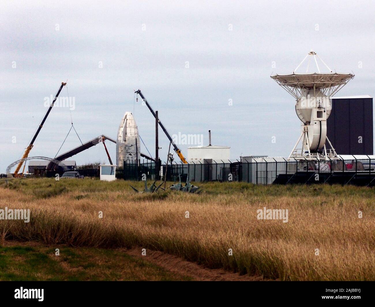 Brownsville, TX, Stati Uniti d'America-30Dec2019-Elon Musk's SpaceX la punta estrema del Texas del Sud è occupato come si preparano per 'test di lancio attività", lunedì 6 gennaio e chiusura di Boca Chica Beach. Foto Stock