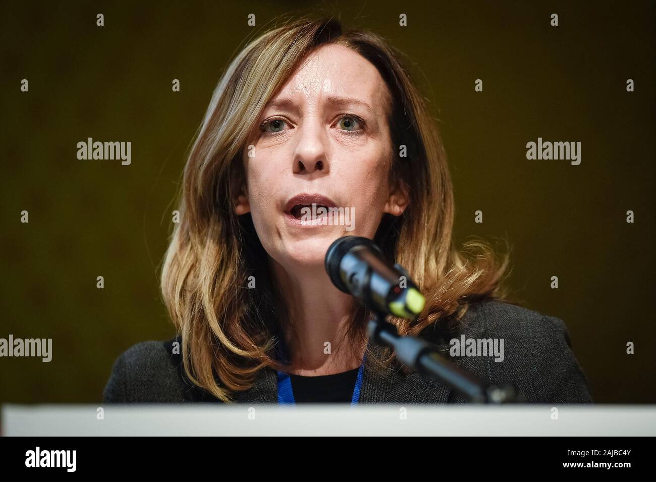 Torino, Italia - 15 November, 2019: Silvia Vono parla sul palco durante il 'shock!' incontro. 'Shock!' è un incontro organizzato dal partito politico Italia Viva per discutere di come migliorare l'economia italiana. Credito: Nicolò Campo/Alamy Live News Foto Stock