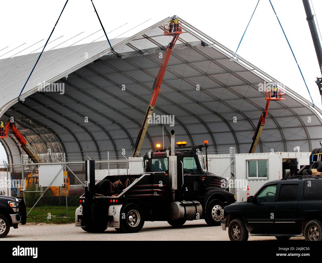 Brownsville, TX, Stati Uniti d'America-30Dec2019-Elon Musk SpaceX del sito di lancio, si trova la punta estrema del SouthTexa. CEO di SpaceX, Elon Musk, presidiando ultime Starship prototipo chiamato Starship SN1. Nuova costruzione di casa Starship 'N2' che aiuterà a bloccare fuori il vento proveniente dal Golfo del Messico in Boca Chica, come essi la saldatura in acciaio inox (il materiale primario per il Starship fusoliera). Foto Stock