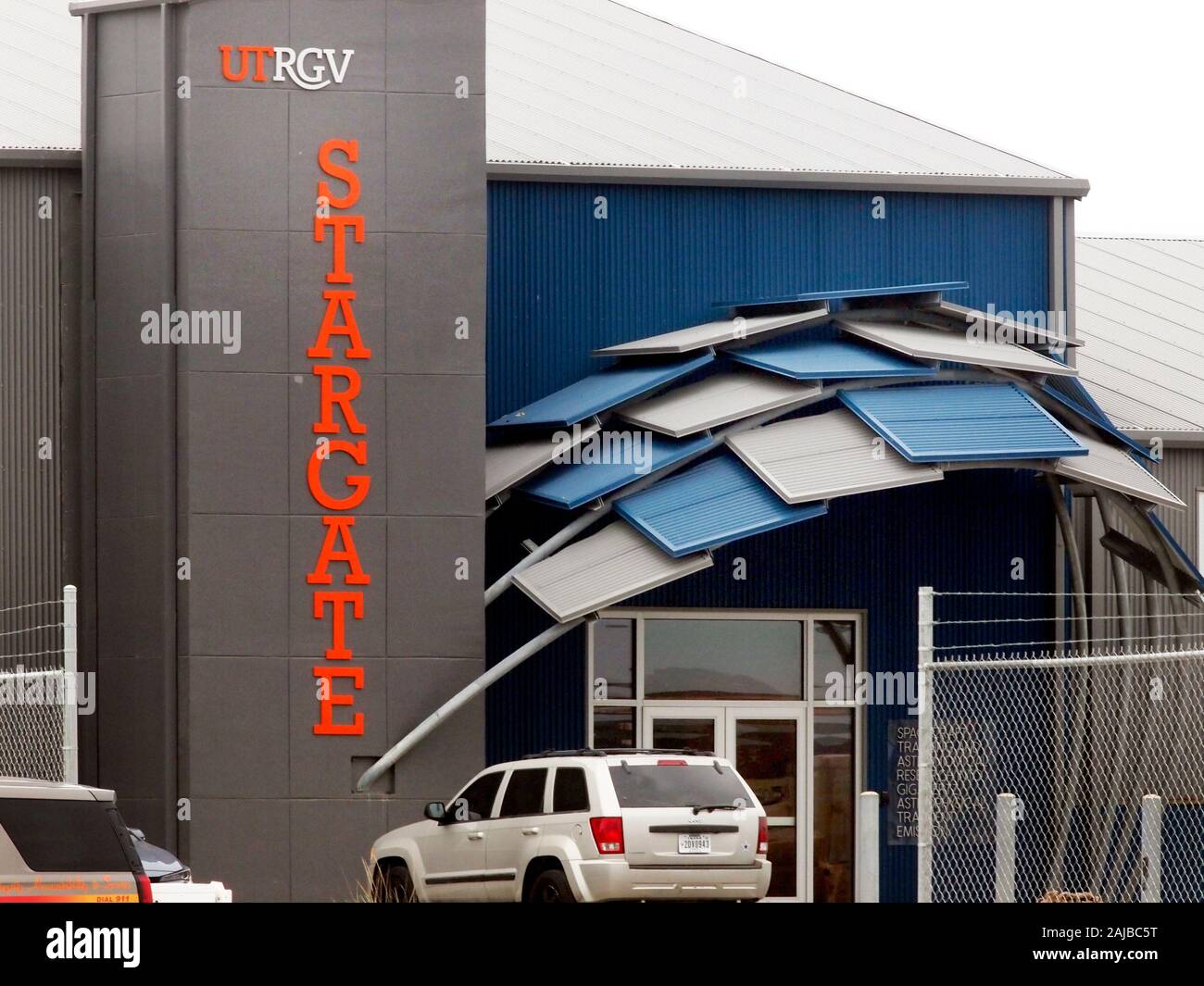 Brownsville, TX, Stati Uniti d'America-30Dec2019-Elon Musk SpaceX del sito di lancio, si trova la punta estrema del SouthTexas è impegnato a preparare per il "test di lancio attività" Lunedì, 6 gennaio 2020. All'interno è il portale per il campus della University of Texas Rio Grand Valley's CARA (Center for Advanced radioastronomia) tracking di veicolo spaziale e la ricerca astronomica. Foto Stock