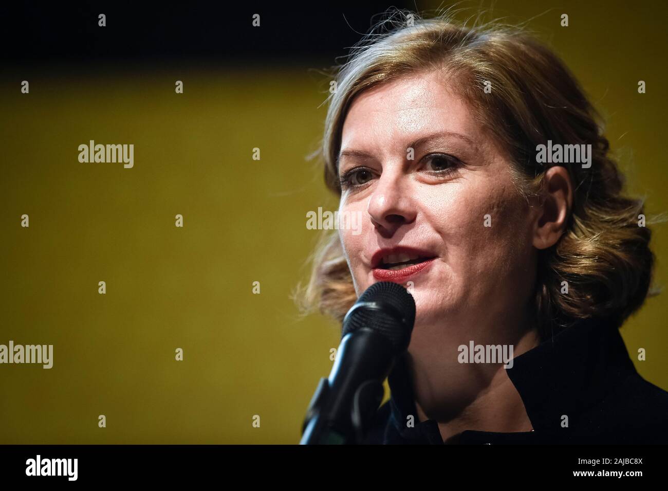 Torino, Italia - 15 November, 2019: Silvia Fregolent parla sul palco durante il 'shock!' incontro. 'Shock!' è un incontro organizzato dal partito politico Italia Viva per discutere di come migliorare l'economia italiana. Credito: Nicolò Campo/Alamy Live News Foto Stock