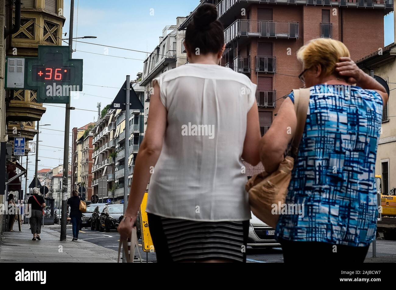 Torino, Italia - 24 July, 2019: un segno di una pharmarcy mostra una temperatura di 36 gradi Centigradi (97 gradi Fahrenheit). Un eccessivo riscaldamento spia è stato designato in 13 città italiane. Credito: Nicolò Campo/Alamy Live News Foto Stock