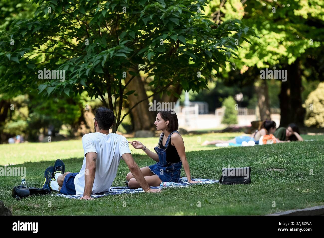 Torino, Italia - 24 July, 2019: le persone a rilassarsi all'ombra sotto un albero. Un eccessivo riscaldamento spia è stato designato in 13 città italiane. Credito: Nicolò Campo/Alamy Live News Foto Stock